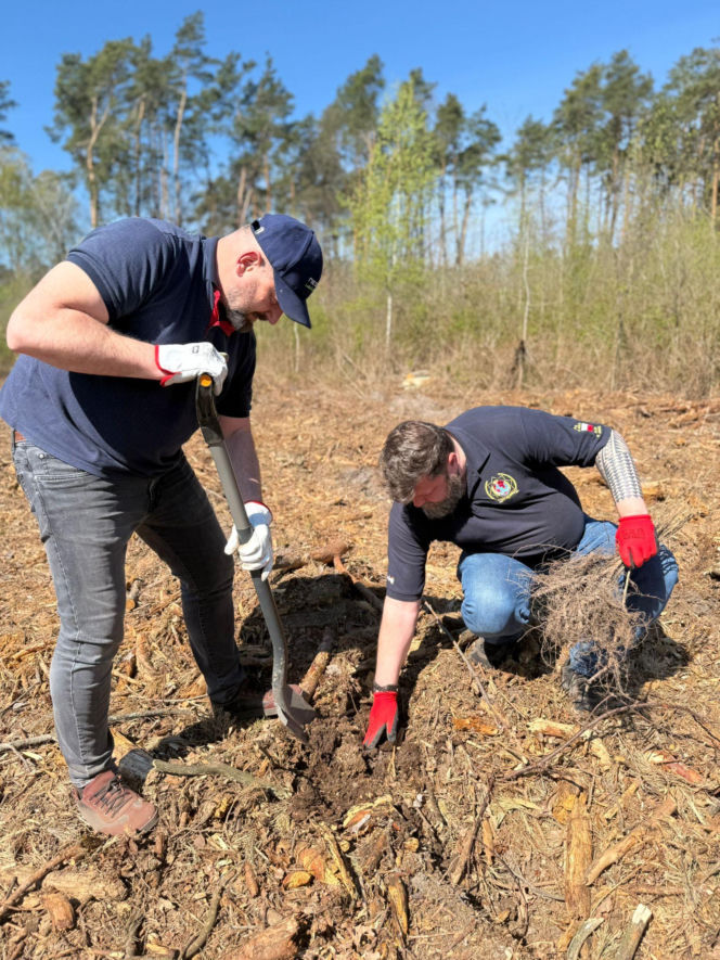Siedleccy policjanci zasadzili drzewa w Golicach w ramach akcji „Plant a Tree – Green IPA Project”
