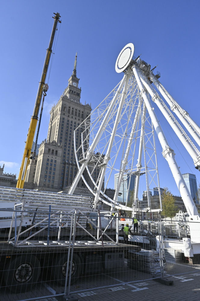 Dziwny obiekt w centrum Warszawy. Co tu powstaje? Stolica już stroi się na Boże Narodzenie!