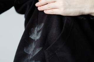 Białe ślady na ubraniach po treningu to sygnał alarmowy. Eksperci: wystarczy 7 dni, by to zmienić