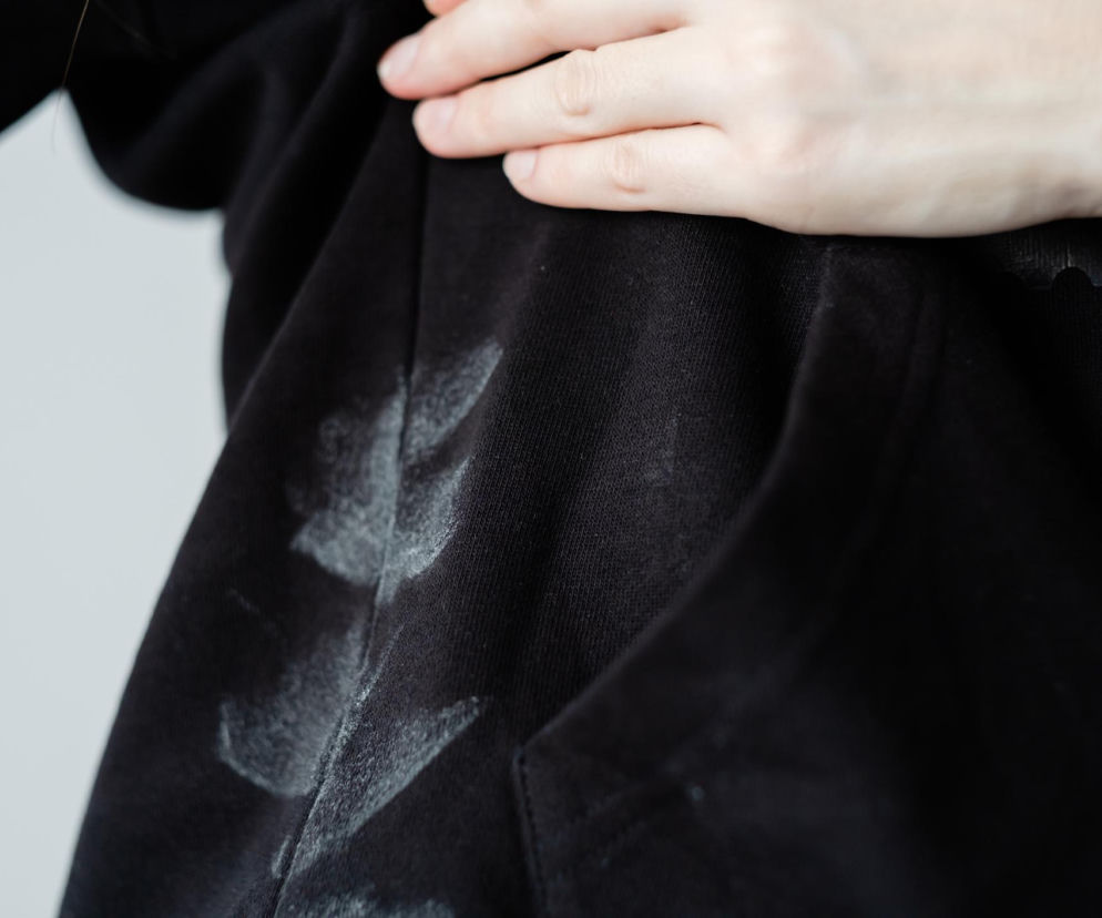 Białe ślady na ubraniach po treningu to sygnał alarmowy. Eksperci: wystarczy 7 dni, by to zmienić