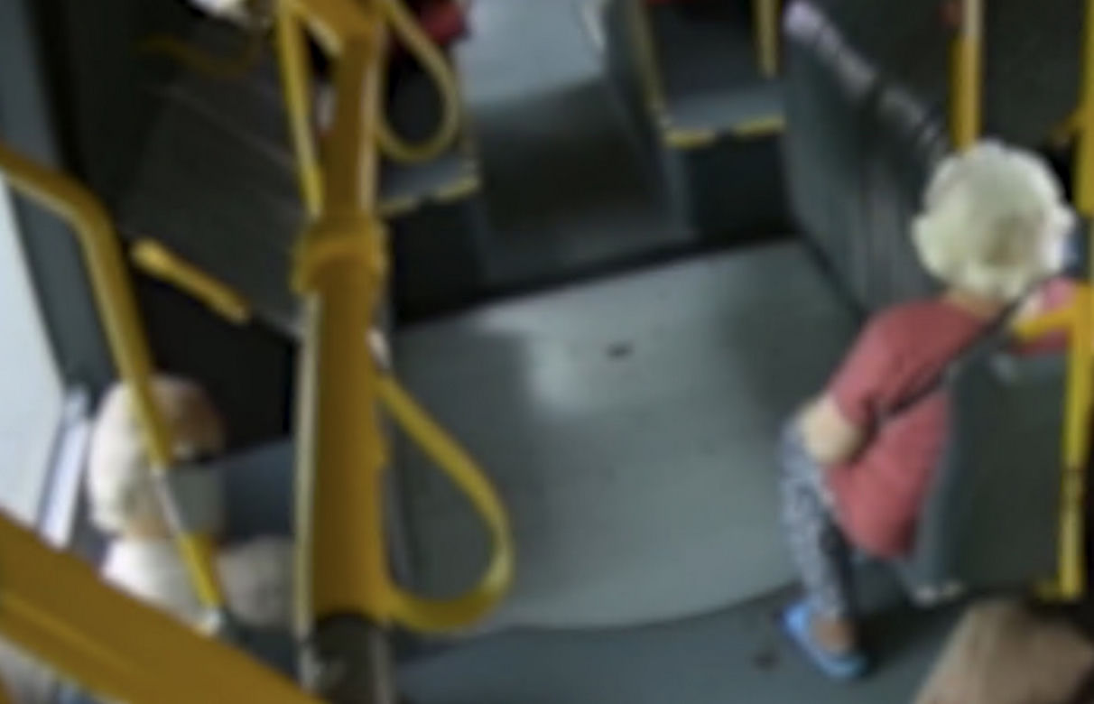 Weszła do autobusu i zaczęła mocno krwawić. Na pomoc starszej kobiecie rzucił się kierowca