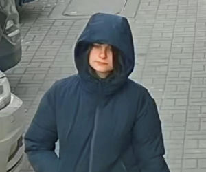 To ona zmasakrowała 77-letnią staruszkę? Kamera nagrała młodą kobietę. Poszukuje jej policja we Wrocławiu