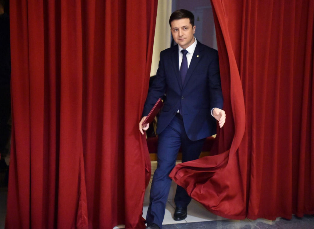 Tak Zełenski prezentuje się na salonach. Wszystkie stroje prezydenta Ukrainy