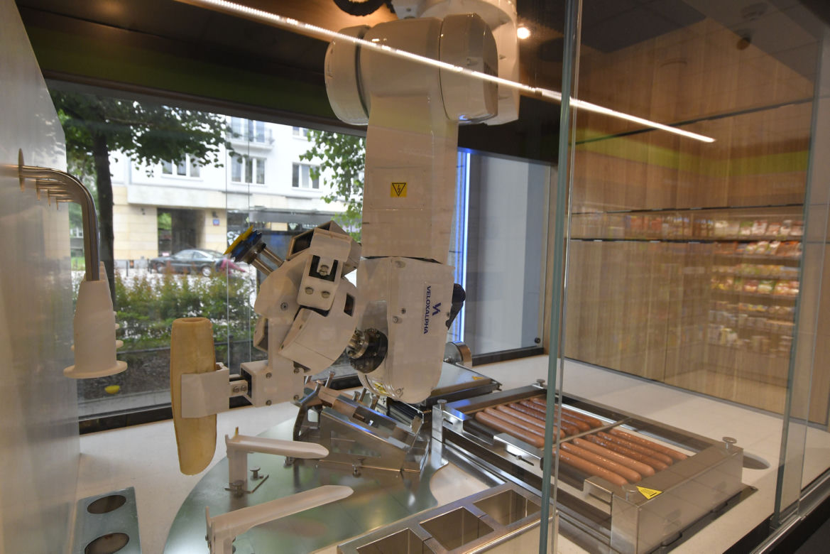  Warszawa miastem robotów. Parzą kawę, przynoszą paczki, dostarczają pizzę i śpiewają Sto lat
