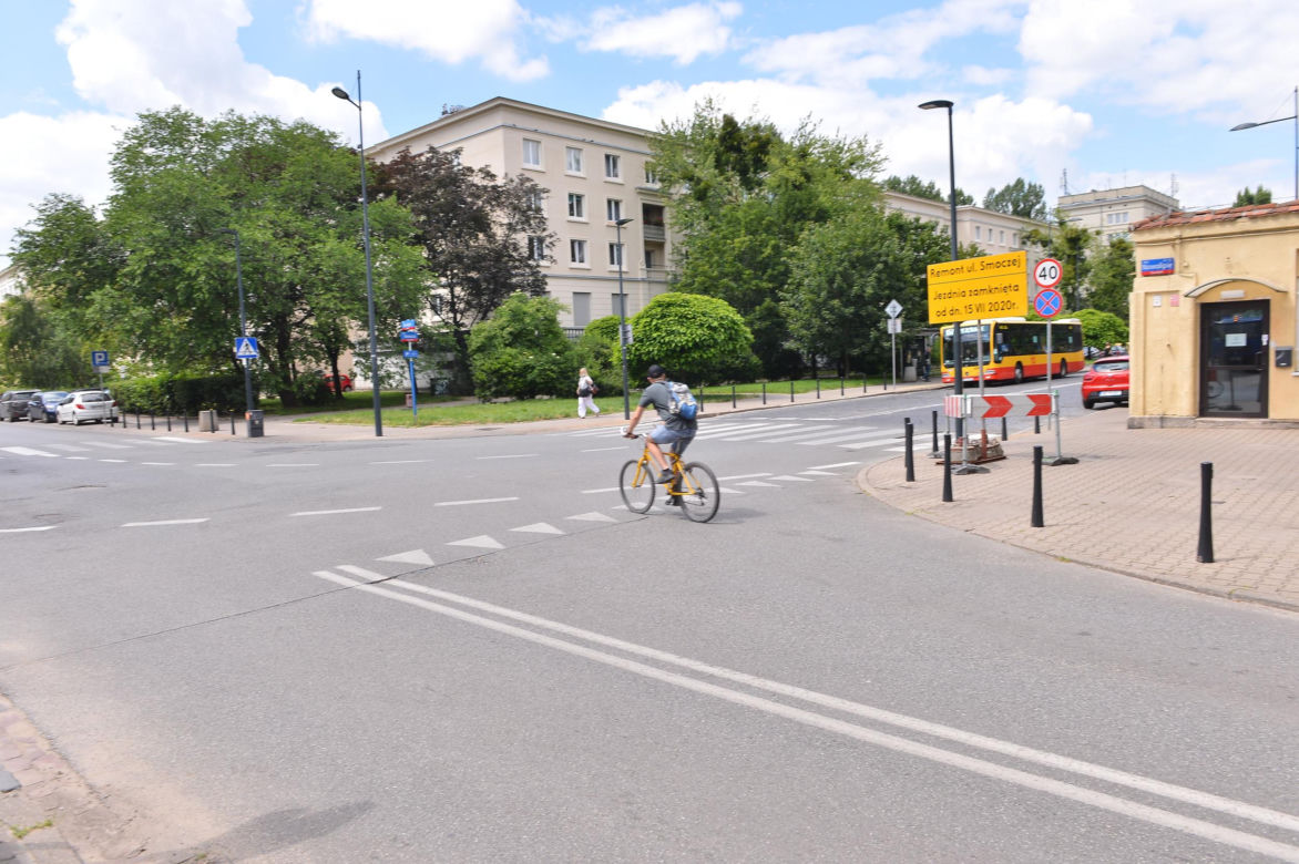 Warszawa dawniej i dziś. Kiedyś stał tu luksusowy gmach i tętniło życie. Niezwykłe losy kamienicy przy Nowolipiu 64