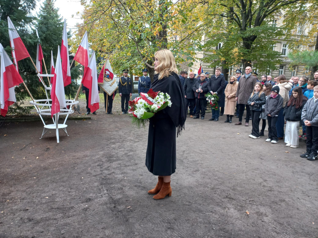 Zapalono znicze dla rozstrzelanych mieszkańców Leszna. W rocznicę tragicznych wydarzeń [ZDJĘCIA]
