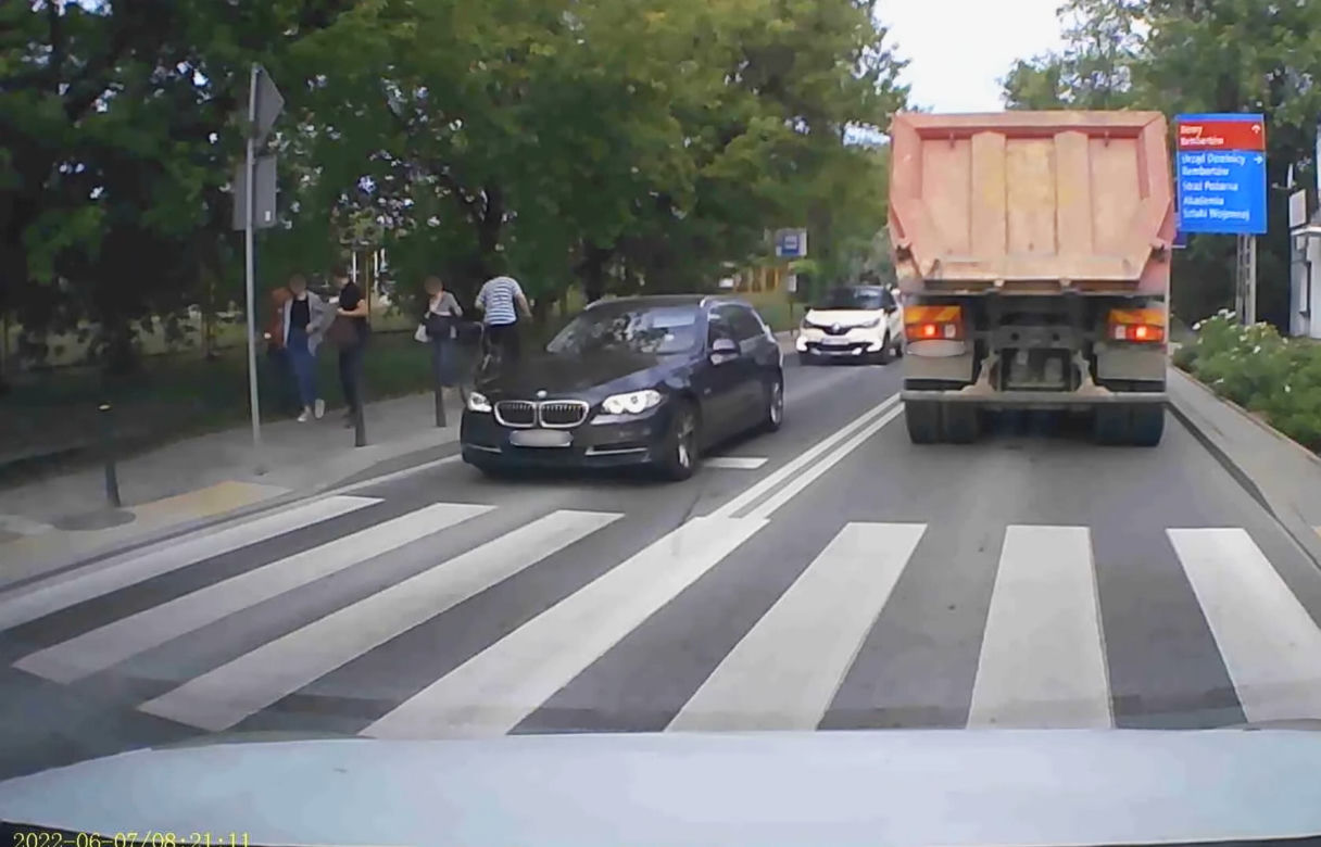 Staranował fordem pieszą na pasach. Wszystko zarejestrował inny kierowca