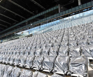 Montaż krzesełek na stadionie w Szczecinie
