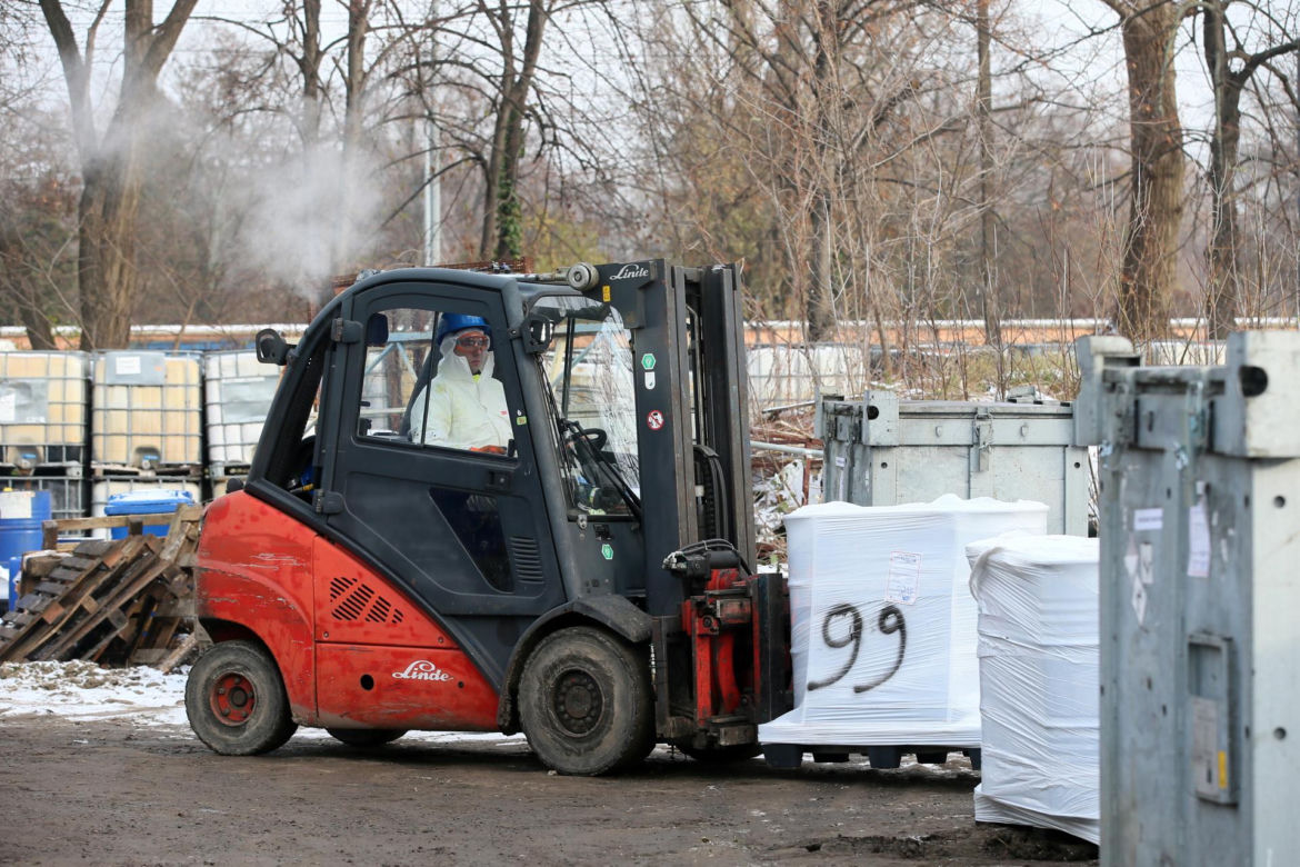 Wywożą śmieci z Targówka. 360 ton odpadów zalegało na działce przy ul. Odrowąża