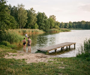 Ucieknij przed włocławskim skwarem nad to jezioro. Ma piaszczystą plażę i widok na zabytkowy klasztor