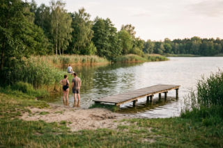 Ucieknij przed włocławskim skwarem nad to jezioro. Ma piaszczystą plażę i widok na zabytkowy klasztor