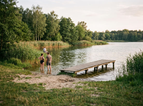 Ucieknij przed włocławskim skwarem nad to jezioro. Ma piaszczystą plażę i widok na zabytkowy klasztor