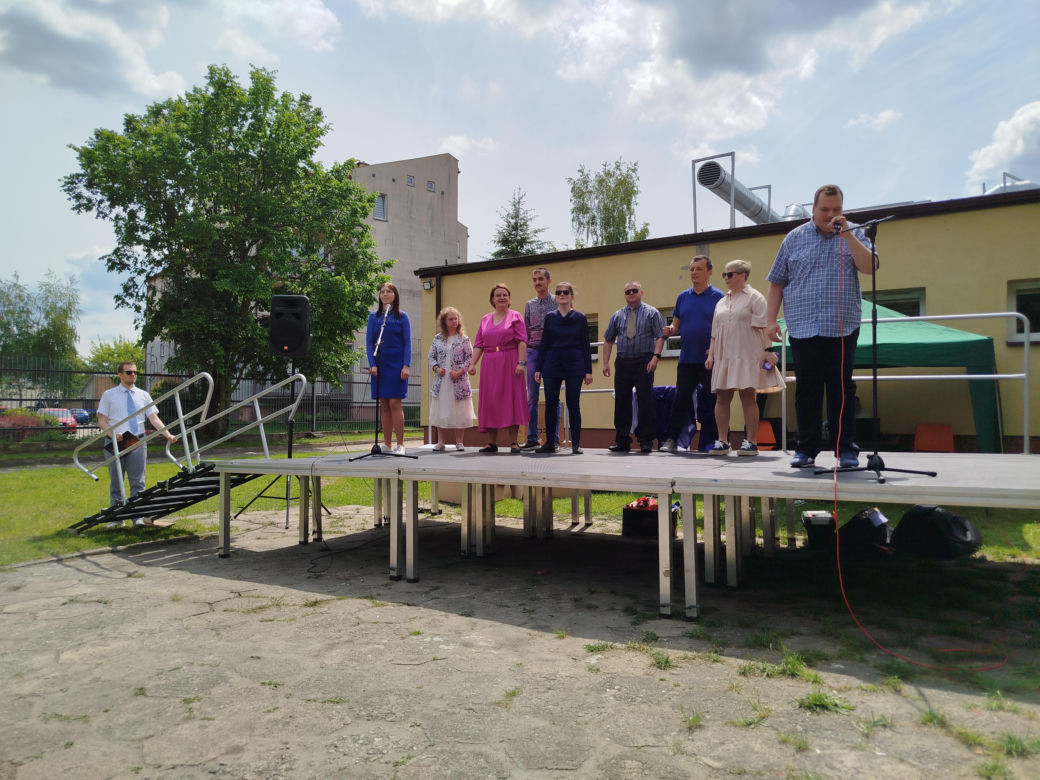 Przez lata ŚDS w Siedlcach działał w dwóch lokalizacjach, teraz już oficjalnie funkcjonuje w jednym miejscu, w budynkach dostosowanych do potrzeb osób z niepełnosprawnościami. 