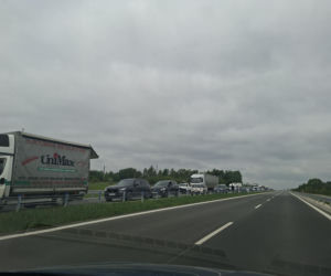 Ciężarówka blokuje przejazd obwodnicą Wąchocka