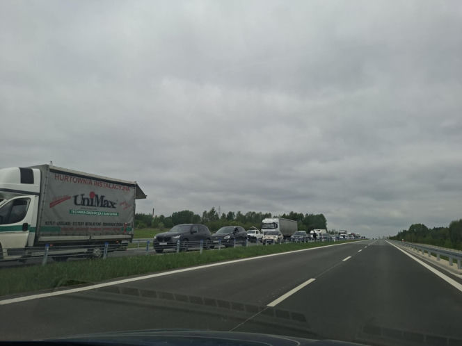 Ciężarówka blokuje przejazd obwodnicą Wąchocka