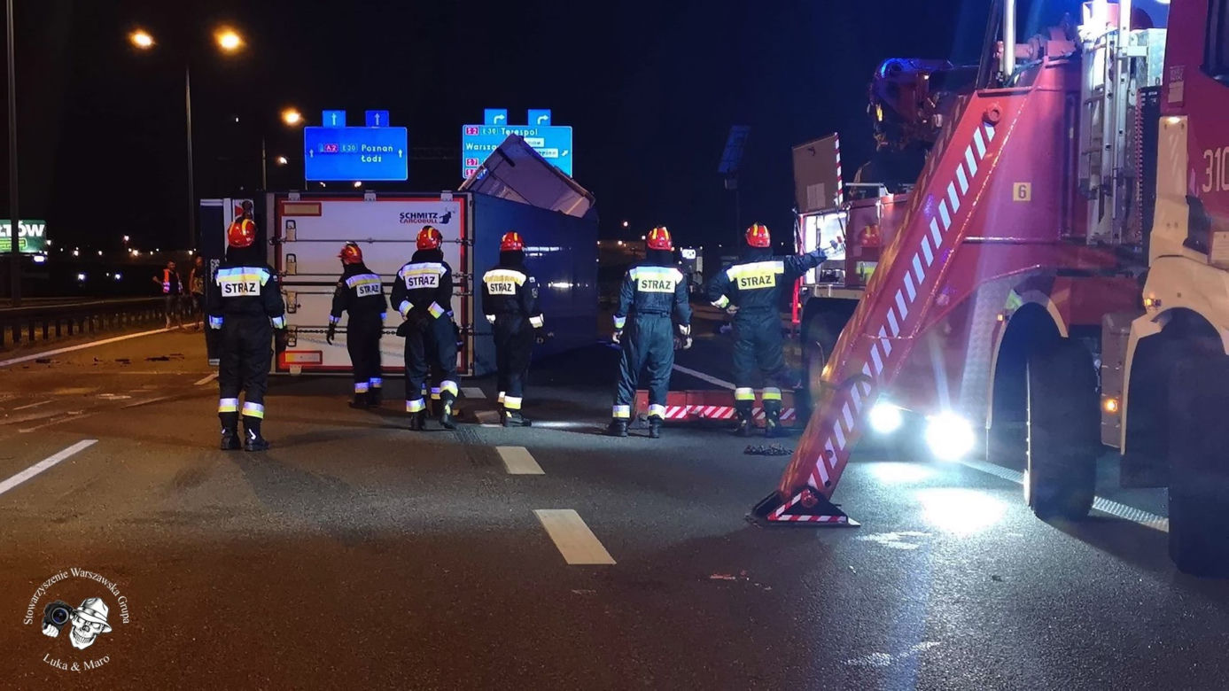 Wypadek na S8, TIR wjechał w drogowców
