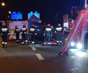 Wypadek na S8, TIR wjechał w drogowców