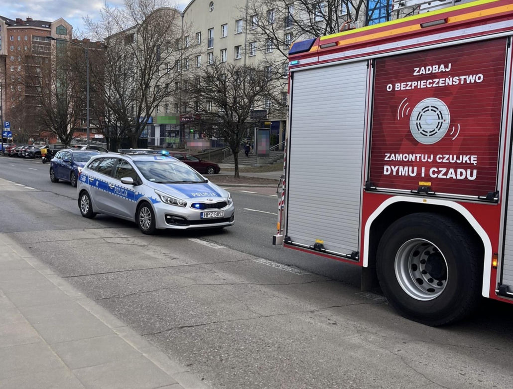 „Wyczynowiec” na Bielanach kierował z 3,4 promila alkoholu. Skosił wysepkę, cudem nie wjechał w przystanek