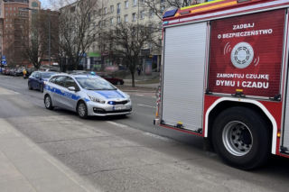 „Wyczynowiec” na Bielanach kierował z 3,4 promila alkoholu. Skosił wysepkę, cudem nie wjechał w przystanek