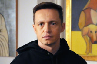 Modrzycki szantażuje Kornela. Dowód korupcji zmienia układ sił w redakcji