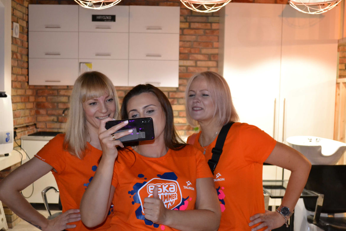 Eska Summer City na otwarciu salony fryzjerskiego Hryszko Academy