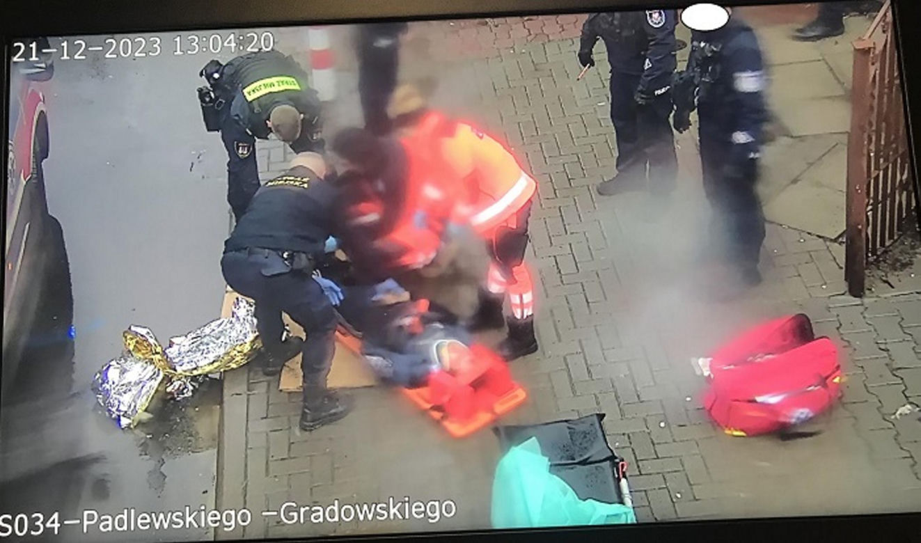 Wstrząsający wypadek tuż przed świętami. 25-latek poślizgnął się wypadł z okna! 