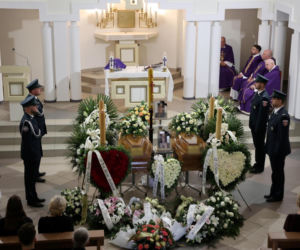 Białe i czerwone róże przykryły grób ofiar tragedii ze Skawiny. Poruszające pożegnanie