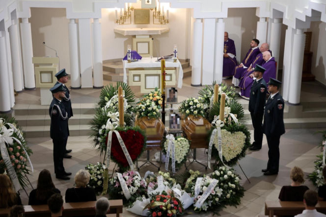 Białe i czerwone róże przykryły grób ofiar tragedii ze Skawiny. Poruszające pożegnanie