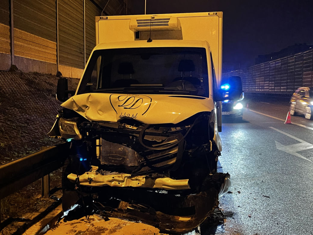 Dostawczak wbił się w piękne maserati