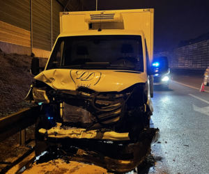 Dostawczak wbił się w piękne maserati