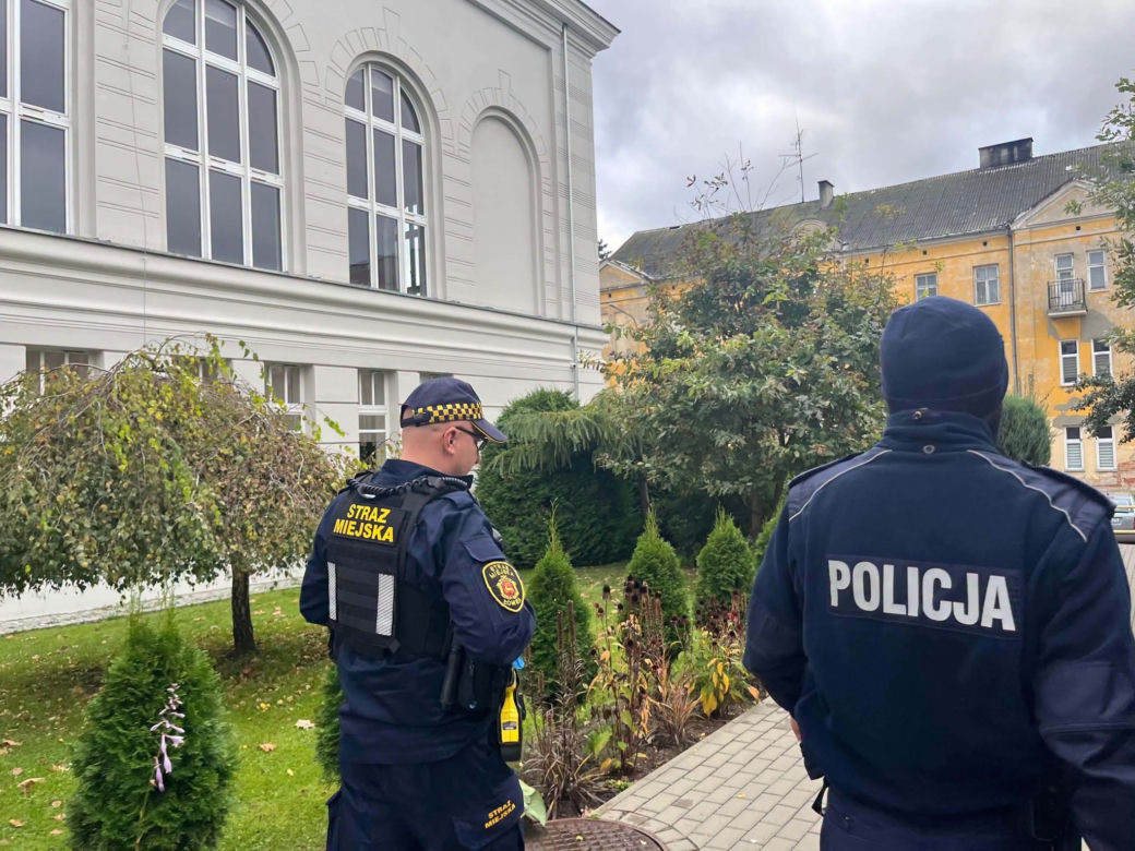 Radiowozy przed szkołami w Podlaskiem. Policja uspokaja rodziców i uczniów