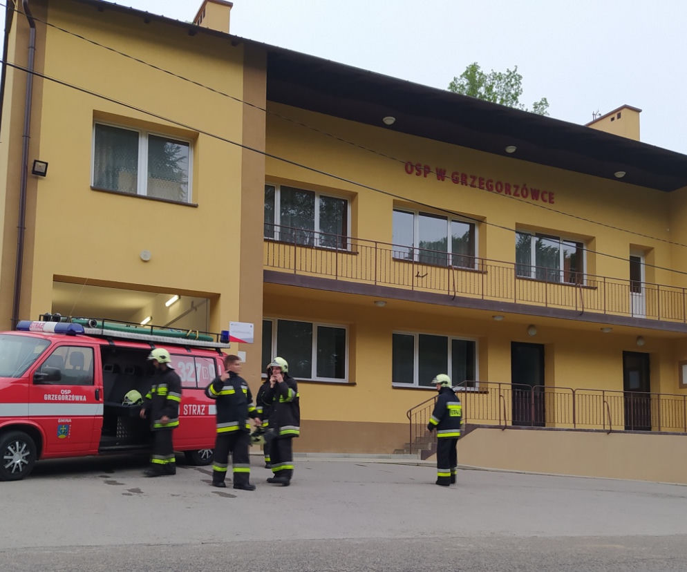Jedyny wóz bojowy strażaków OSP Grzegorzówka ZNISZCZONY w powodzi! Zbierają na nowy