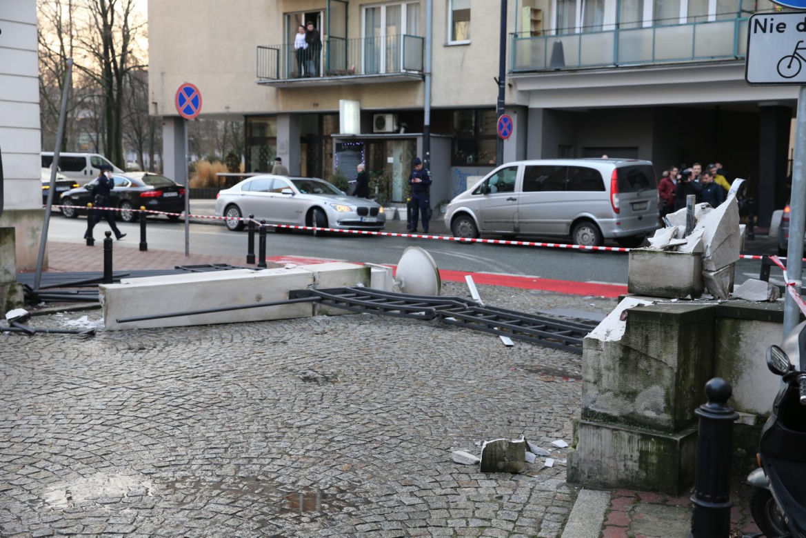 Ciężarówka zniszczyła zabytkową bramę wjazdową na teren Kancelarii Prezydenta