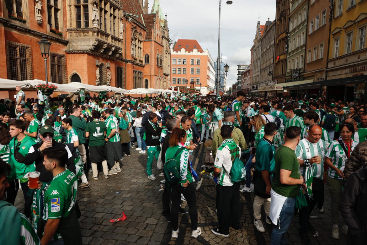 Kibice opanowali Wrocław. Tak wygląda stolica Dolnego Śląska w dniu finału Ligi Konferencji