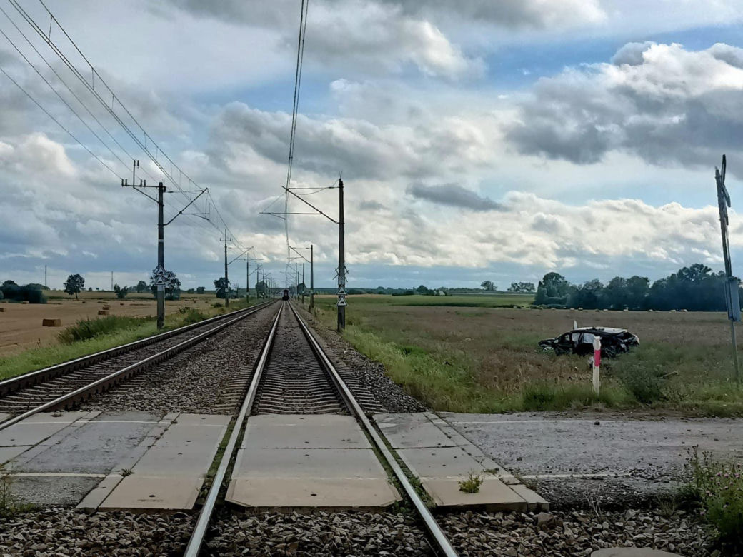 Poważny wypadek w Gronówku pod Toruniem. Auto zderzyło się z pociągiem