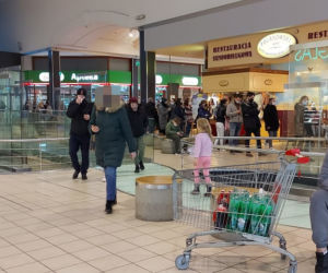 Krakowianie rzucili się na zakupy w ostatni dzień przed lockdownem. Tłumy w galeriach!