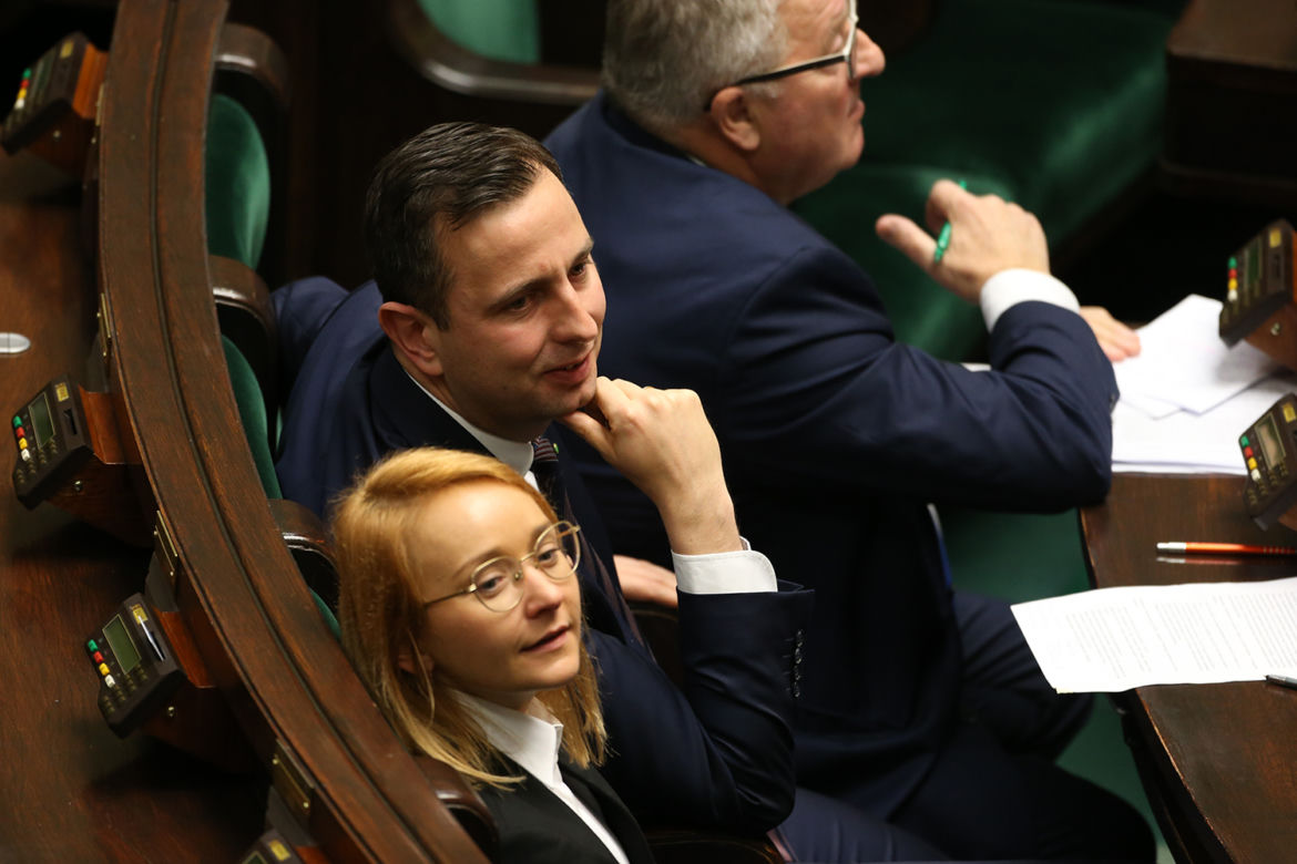 Lider PSL, Władysław Kosiniak-Kamysz i ludowcy z zainteresowaniem przysłuchuje się debacie