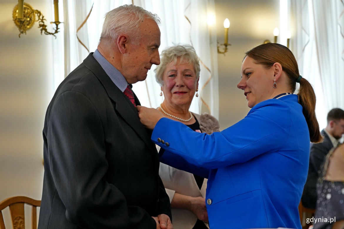 Prezydent Aleksandra Kosiorek i Agata Lipińska, zastępczyni kierownika Urzędu Stanu Cywilnego w Gdyni uhonorowały małżeństwa z długim stażem