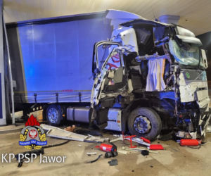 Silna gołoledź paraliżuje Dolny Śląsk! Autobus w rowie, ciężarówka uderzyła w słup