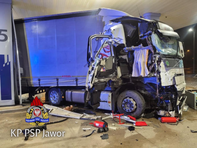 Silna gołoledź paraliżuje Dolny Śląsk! Autobus w rowie, ciężarówka uderzyła w słup