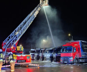 Ciężarówki płonęły jak pochodnie. Ogień przenosił się na kolejne samochody