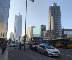 Dwa auta zderzyły się przy rondzie ONZ, jeden dachował