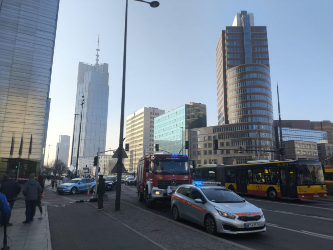 Dwa auta zderzyły się przy rondzie ONZ, jeden dachował