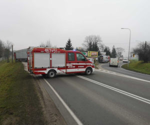 Śmiertelny wypadek na drodze krajowej. Poważne utrudnienia po zderzeniu osobówki z ciężarówką