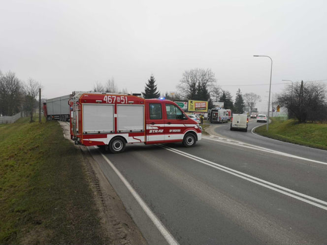 Śmiertelny wypadek na drodze krajowej. Poważne utrudnienia po zderzeniu osobówki z ciężarówką