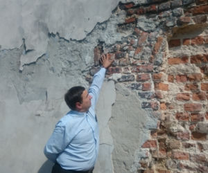 Lublin: Mur zabytkowego kościoła zaczął się „sypać”. Odsłoni NIEZNANĄ HISTORIĘ?