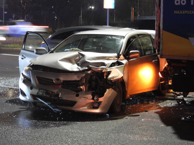 Miał trzy promile, rozbił cztery auta. 26-latek roztrzaskał się w Warszawie