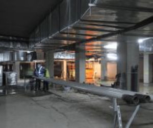 Na najniższych kondygnacjach Stadionu trwają intensywne prace instalacyjne i wykończeniowe (maj 2010 r.)