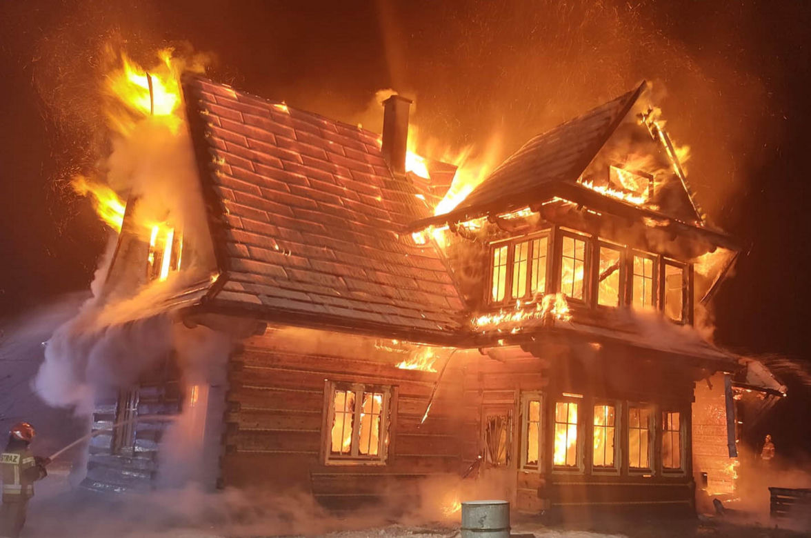 Tragedia pod Radomiem. Drewniany dom doszczętnie spłonął 