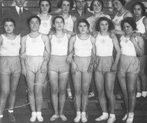 Żeńska sekcja lekkoatletyczna Żydowskiego Klubu Sportowego Makkabi Białystok, 1931 r.